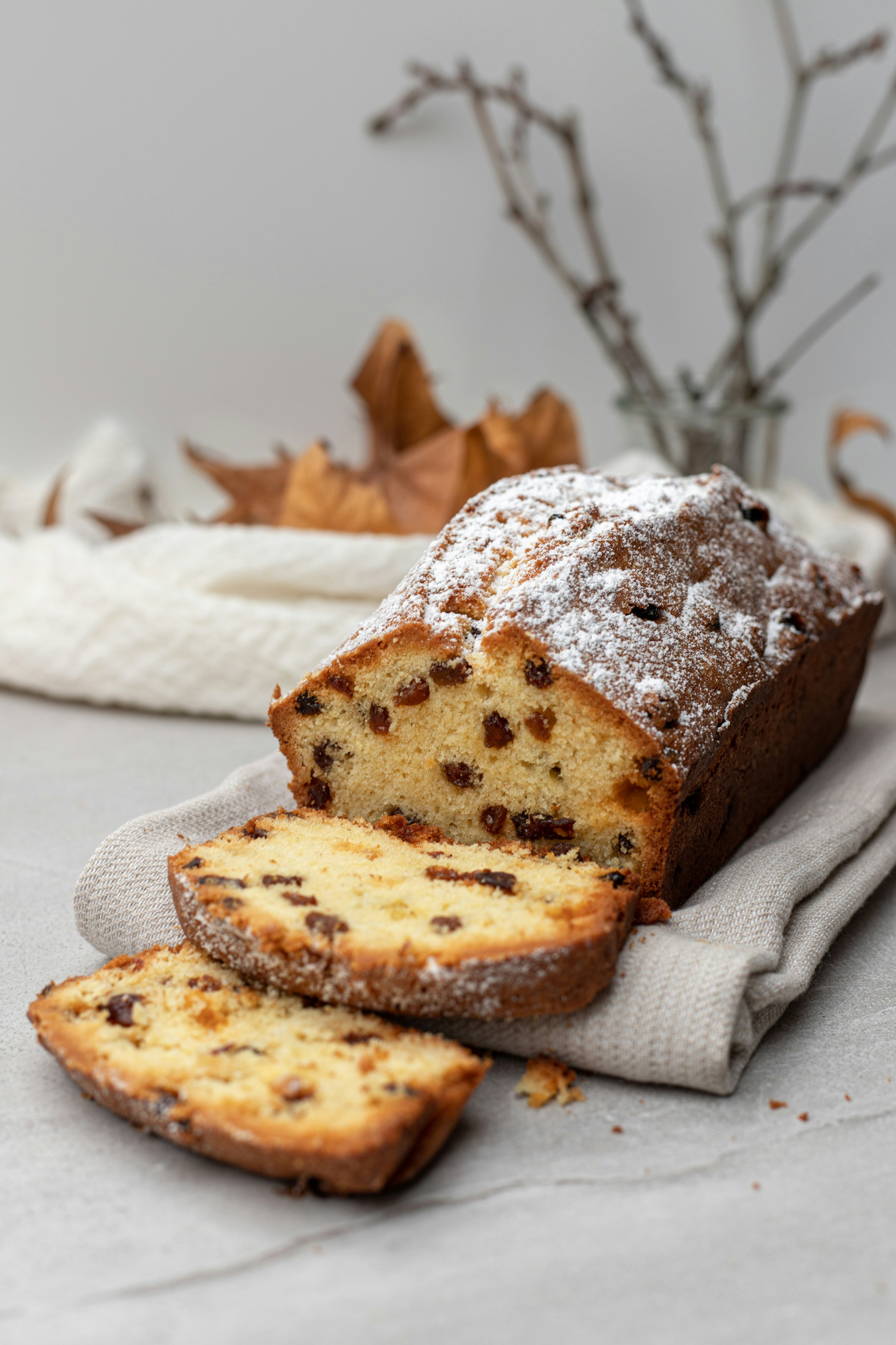 Sliced fruit loaf on a linen cloth